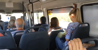 Dolu Minibüste Dayanamayıp Kocasına 31 Çekiyor