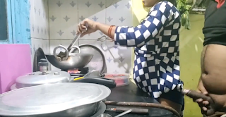 Azgın adam karısı mutfakta yemek yaparken sikmeye çalışıyor