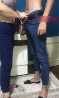 ”bir istek aldık, 18’liğe karımı siktirmek için.” diyen eleman, önce ”yaşın kaç?” diye soruyor, 18 yaşındaki zargana ise, ”18 yaşındayım, kanımızın hızlı aktığı zamanlar.” diye cevap veriyor. Ardından Milf ve oğlan soyunuyor. Önce condom taksa da,  kocası ”rahatsız oluyorsan çıkar.” diyor, eleman da çıkarıp milfe çakmaya başlıyor. Elinde kamerayla direktifler veren koca bir süre sonra genç oğlanın boşalamadığını fark ediyor. en son kendi eliyle siki sıvazlayıp boşaltırken, ”sana nazik davranmak lazımmış ya.” diyor ve kapanış.