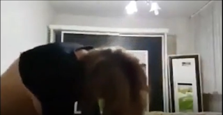 Video açıklması olarak "komşu karısına çakıyor" isimli ve açıklamalı Türk amatör seks videosu.